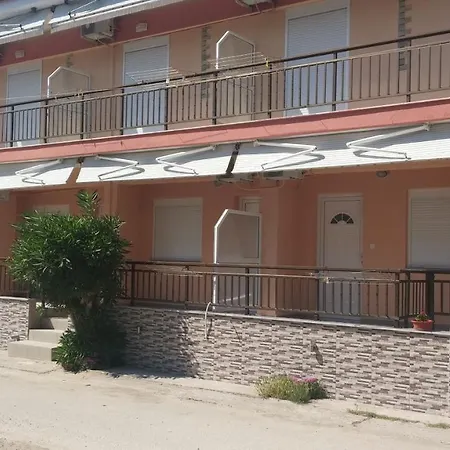 Lafazanis 3* Vrasná